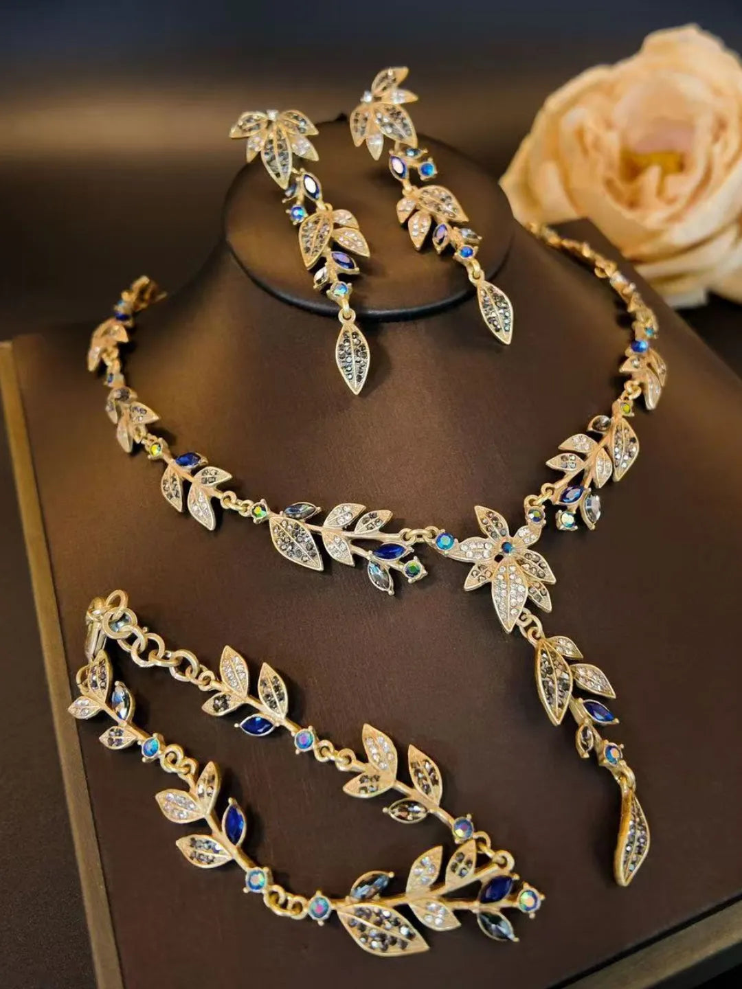 NORDIC GOLD LEAF PENDANT